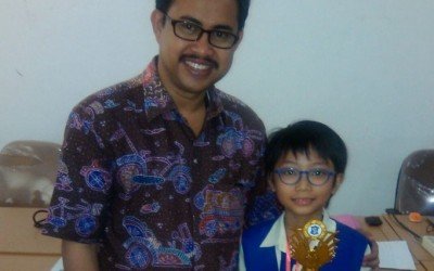 Kadispendik Surabaya Dr. Ikhsan, S.Psi, MM handed the  Student Achievement Champion Trophy To Michael Wahayu From SD JAC.
